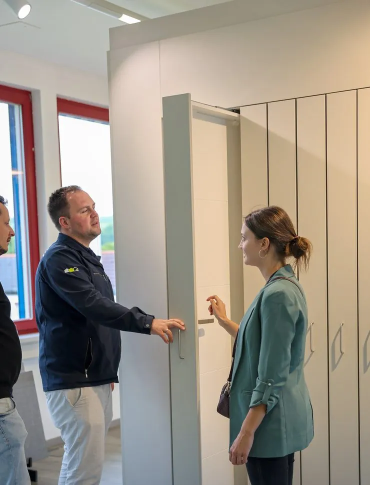 Beratung im Ausstattungs- und Design-Center an einer Innentür