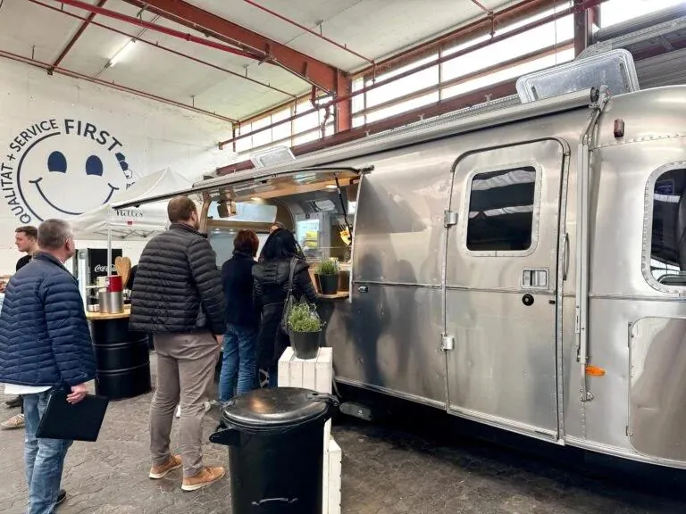 Gäste am Foodtruck in der Halle