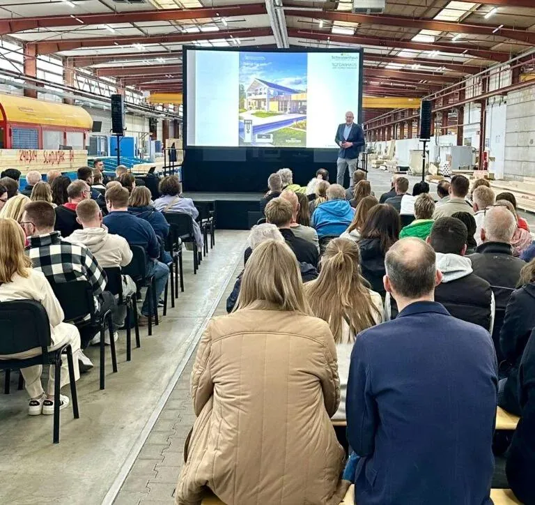 Volle Stuhlreihen beim Bauherren-Seminar